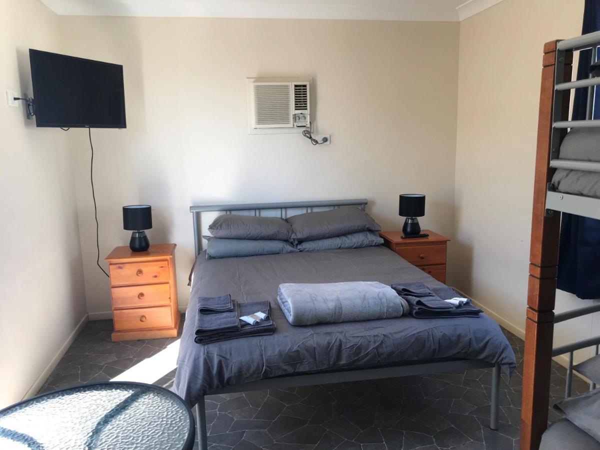 Australian Hotel Winton Budget Hotel Accommodation Exterior photo