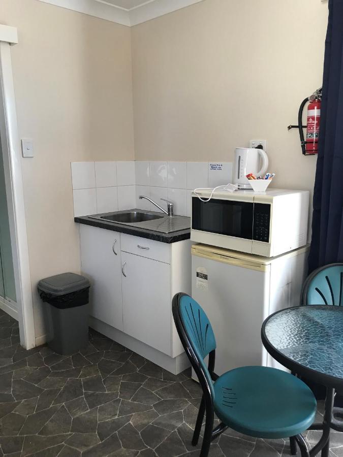 Australian Hotel Winton Budget Hotel Accommodation Exterior photo